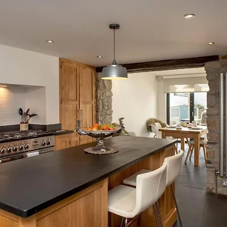 Holiday home Luxury Close To Cliffs & Surfing Beaches!