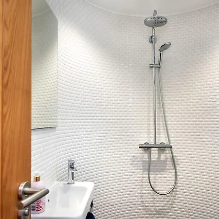 Holiday home Luxury Close To Cliffs & Surfing Beaches!
